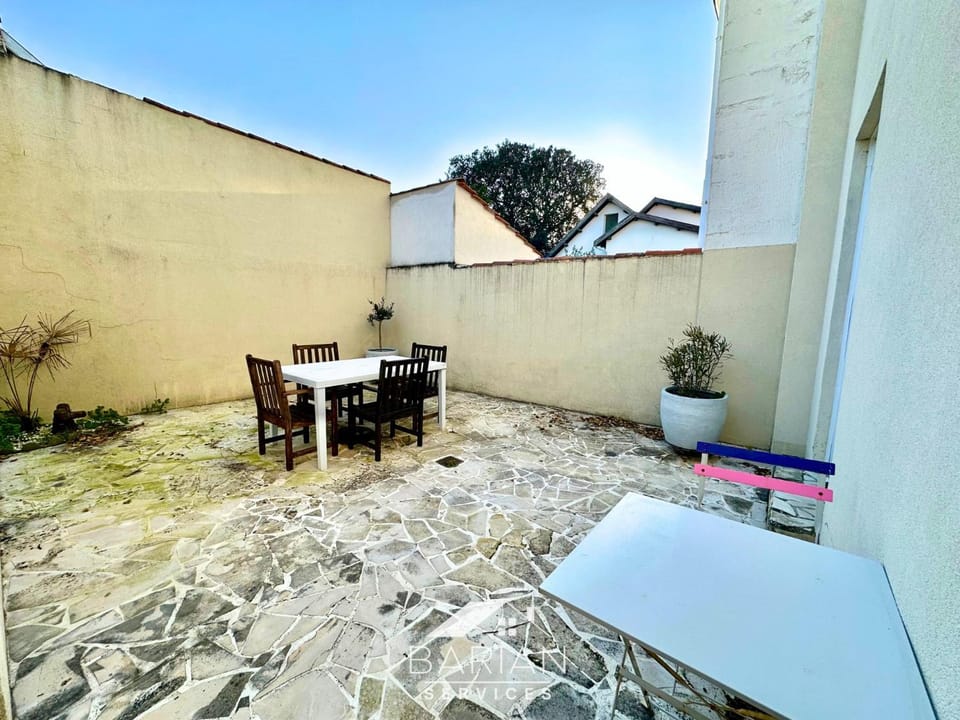 Patio, Day, Balcony/Terrace, Dining area