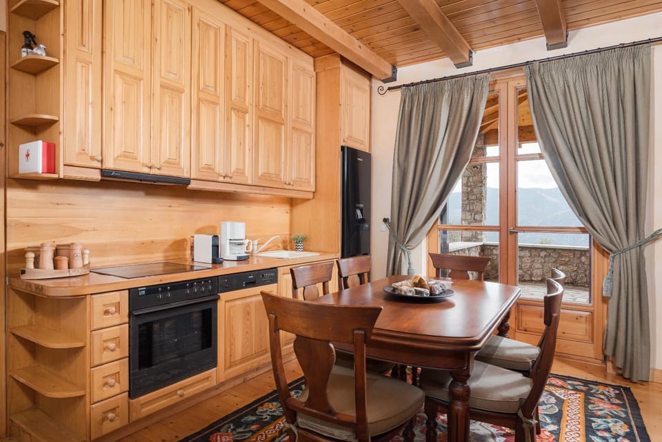 Coffee/tea facilities, Kitchen or kitchenette, Dining area, stove