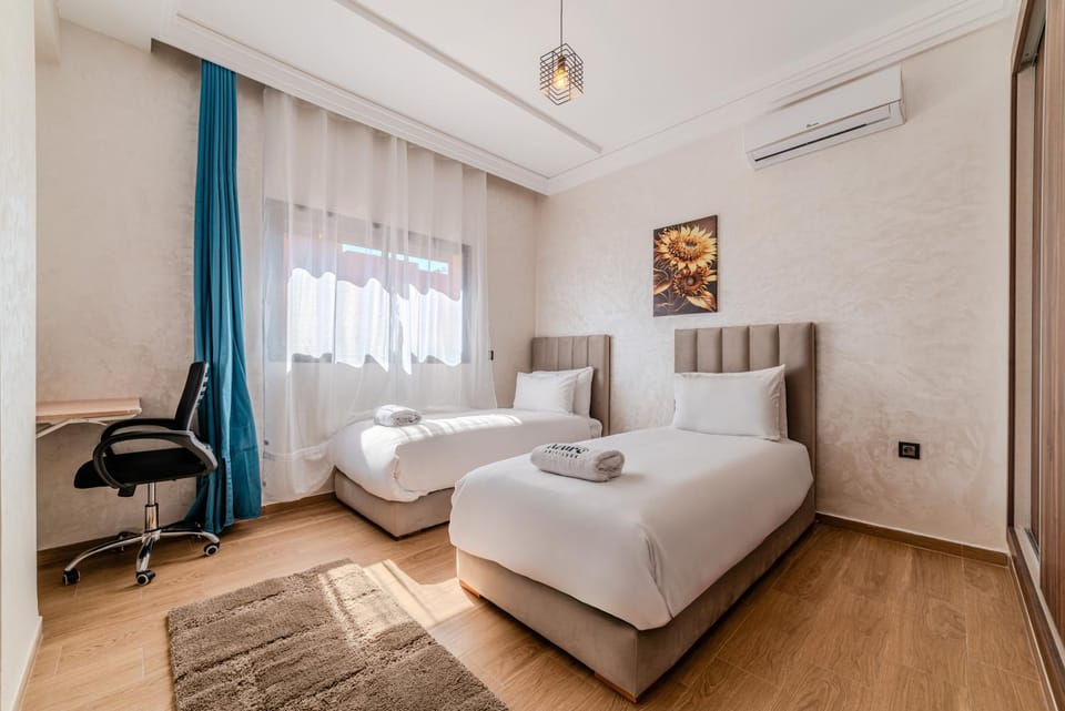Bed, Living room, Photo of the whole room, Seating area, Bedroom, air conditioner