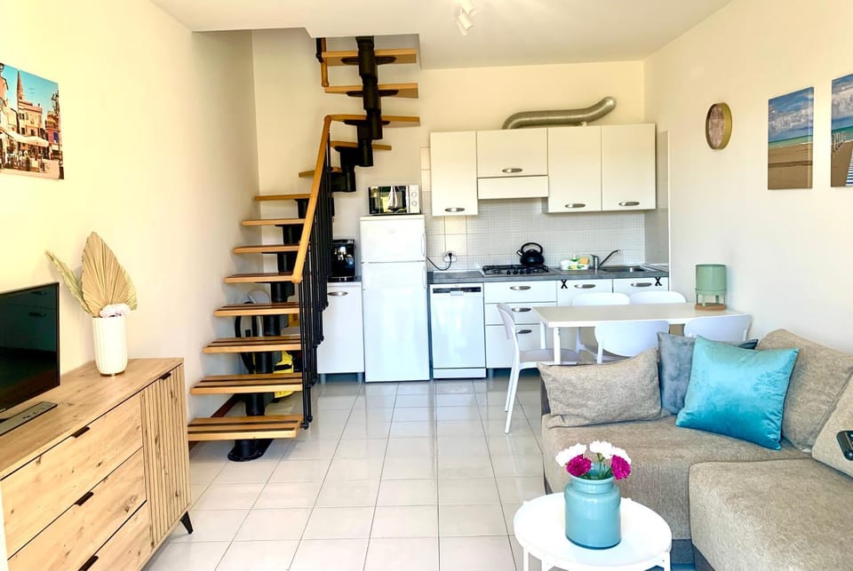 TV and multimedia, Kitchen or kitchenette, Living room, Seating area, Dining area, dishwasher, microwave, stove