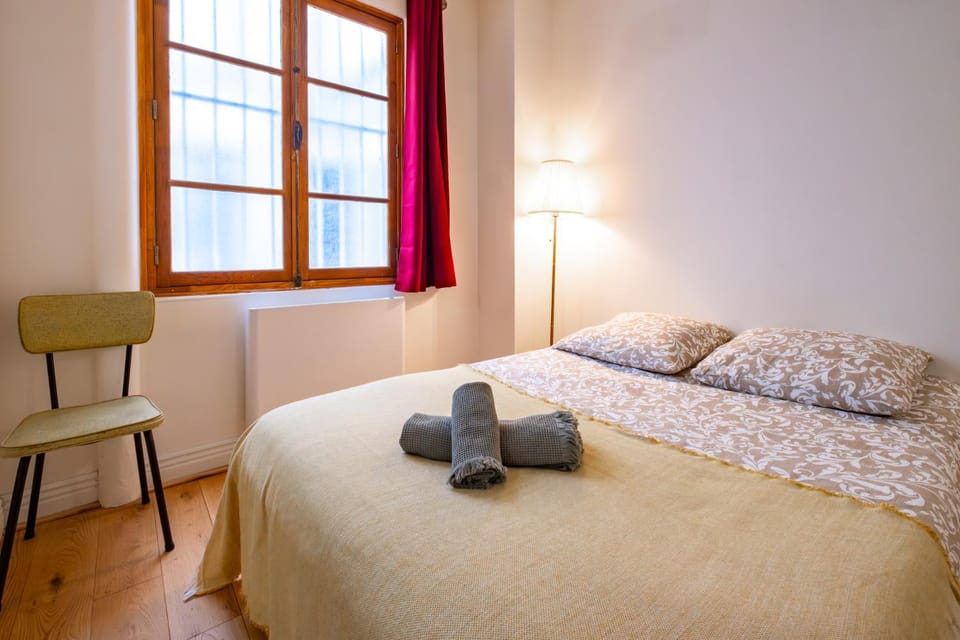 Bed, Bedroom, towels