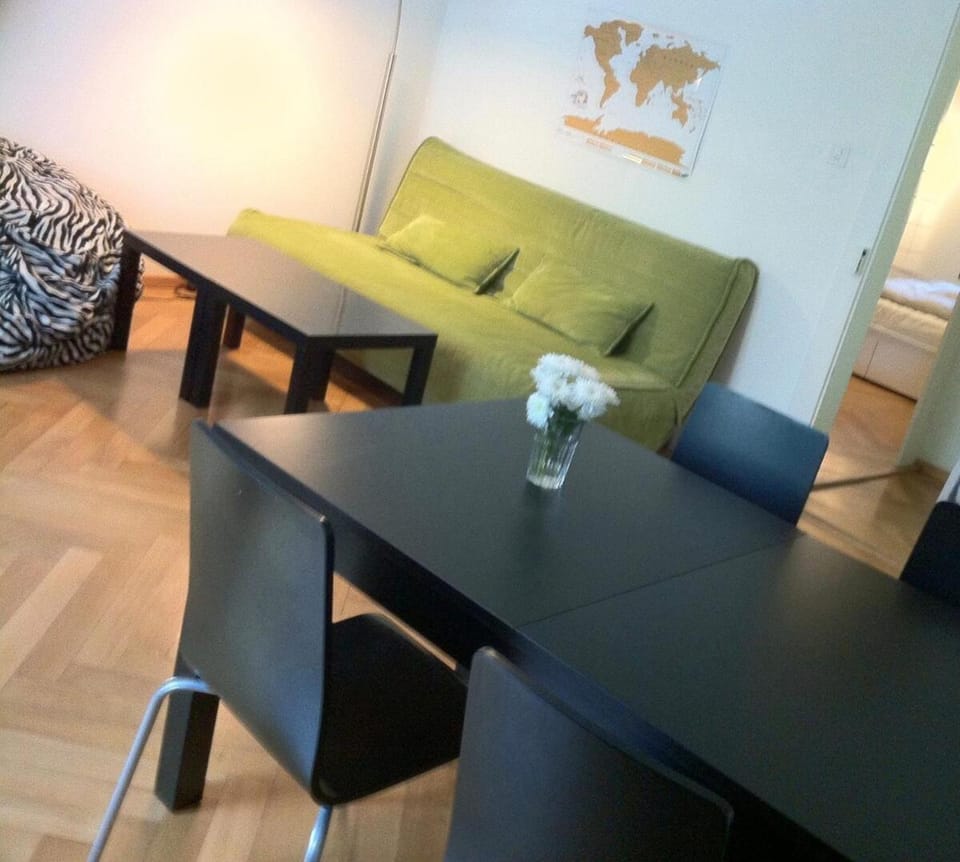 Bed, Living room, Seating area, Dining area