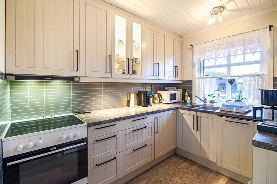 Coffee/tea facilities, Kitchen or kitchenette, dishwasher, microwave, oven, stove, kitchen