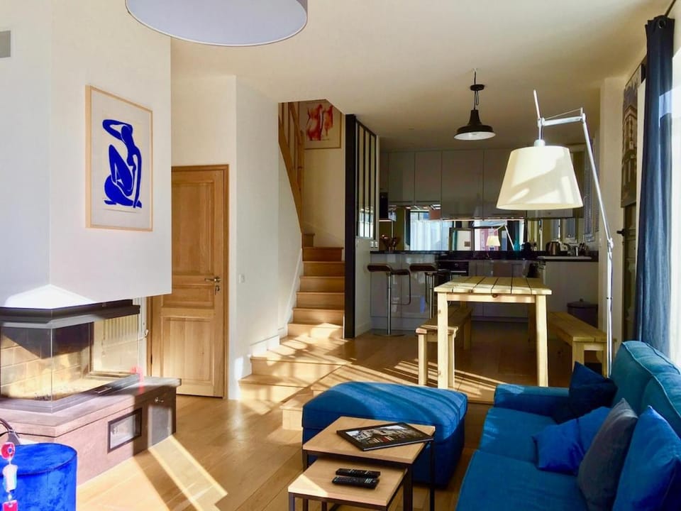 Communal lounge/ TV room, TV and multimedia, Kitchen or kitchenette, Living room, Seating area, Dining area, fireplace, fireplace, internet, internet, internet