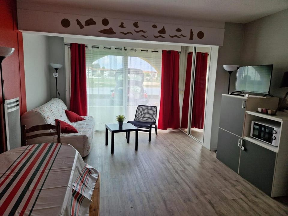 Bed, TV and multimedia, Living room, Seating area, oven