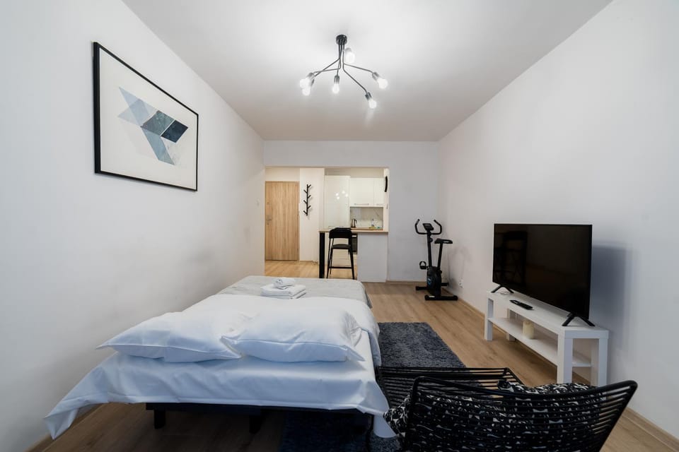 Bed, TV and multimedia, Photo of the whole room, Bedroom