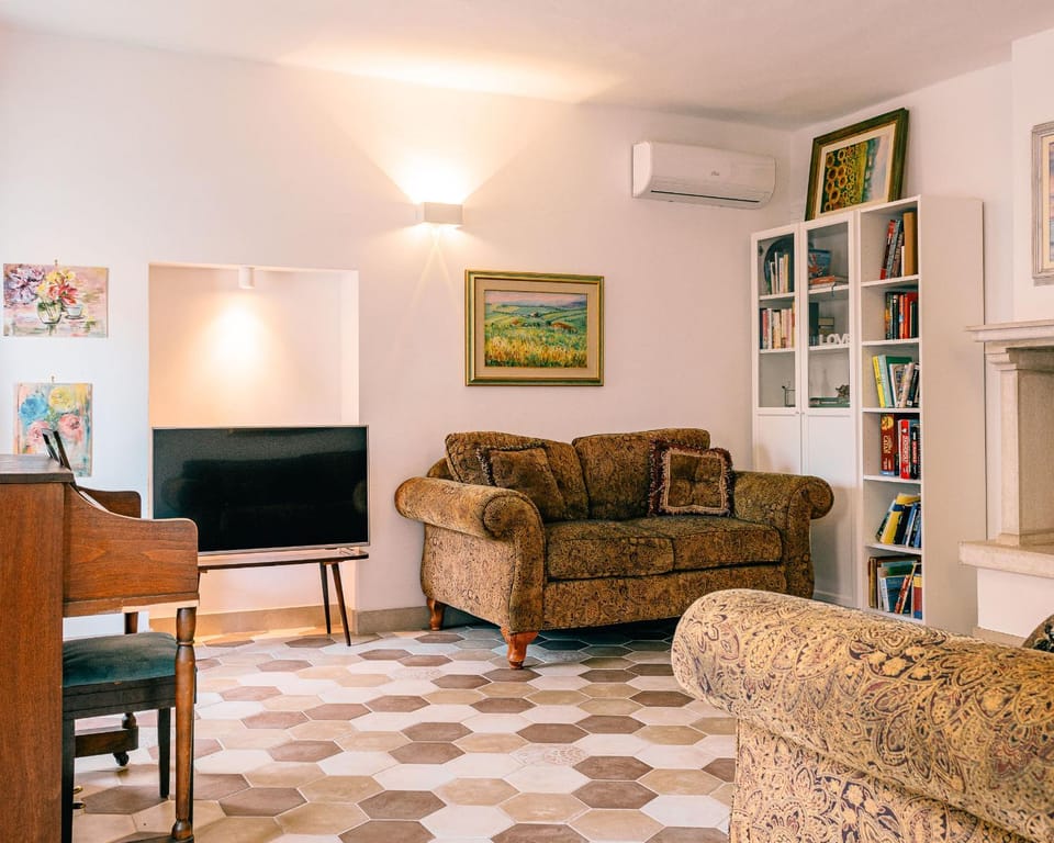Communal lounge/ TV room, Communal lounge/ TV room, Library, TV and multimedia, Living room, Evening entertainment, air conditioner