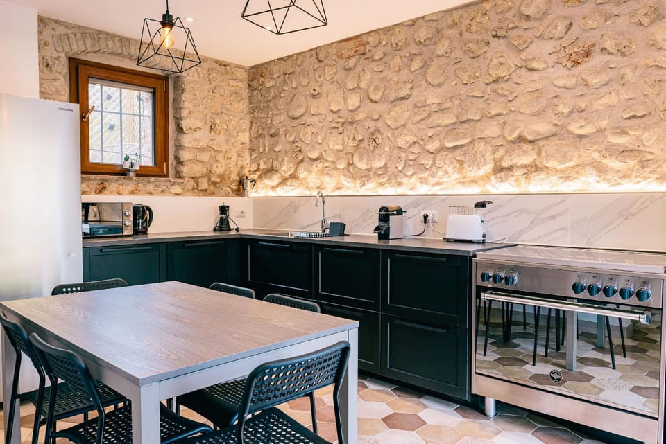 Kitchen or kitchenette, Kitchen or kitchenette, Dining area, stove