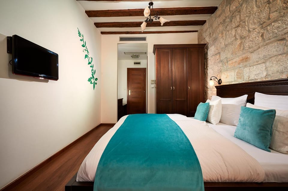 Bed, TV and multimedia, Bedroom, wardrobe, air conditioner