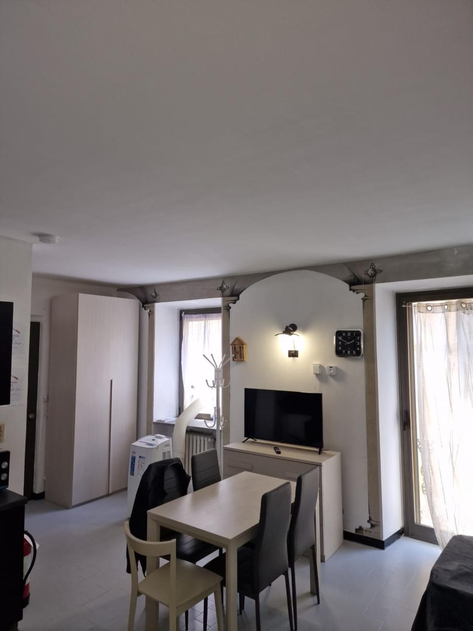 TV and multimedia, Living room, Seating area, Dining area