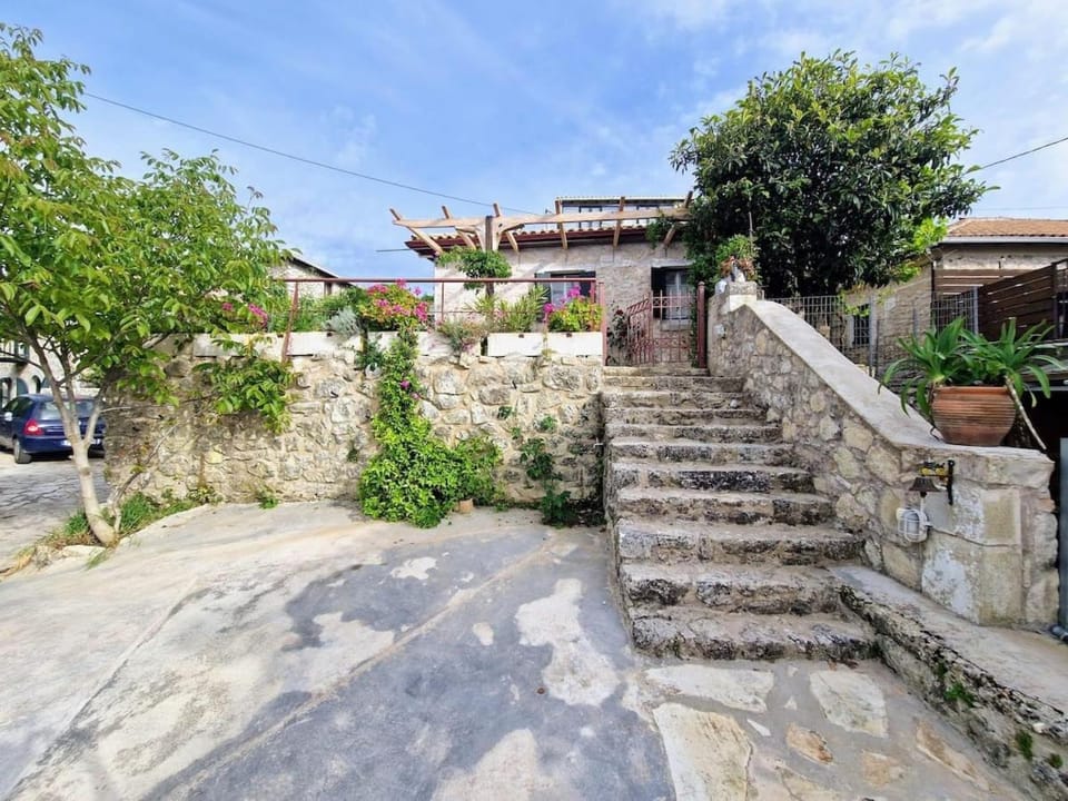 Property building, Day, Garden, Balcony/Terrace, Other, On site, Parking