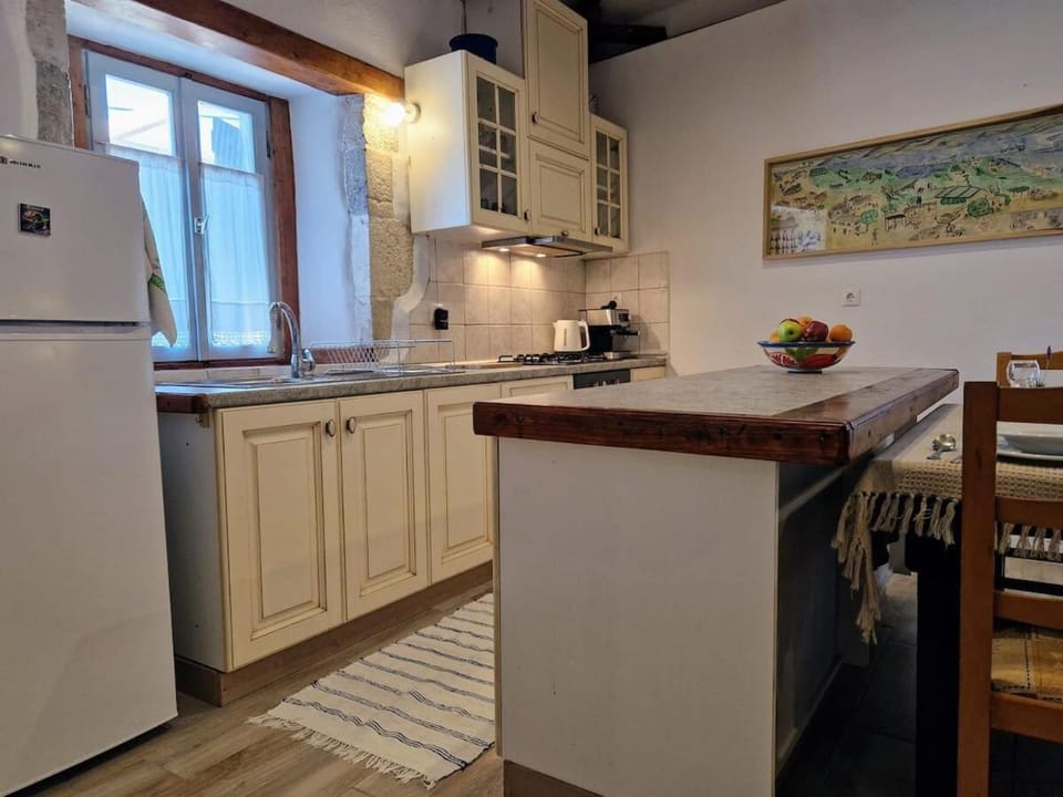 Coffee/tea facilities, Kitchen or kitchenette, Dining area, oven, stove, kitchen