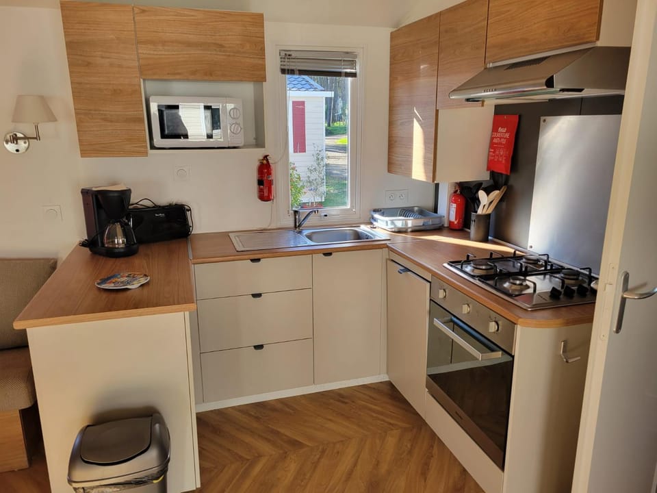Coffee/tea facilities, dishwasher, microwave, oven, kitchen