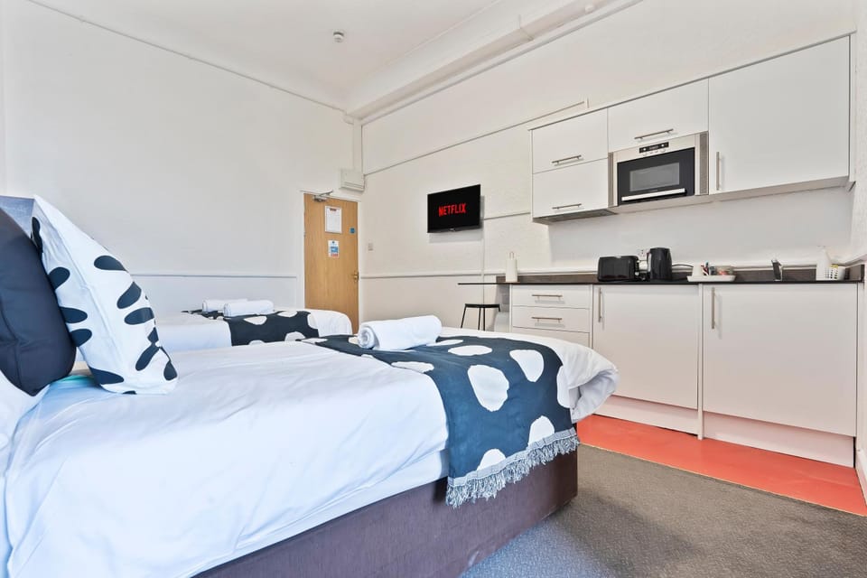 Bed, TV and multimedia, Photo of the whole room, Bedroom