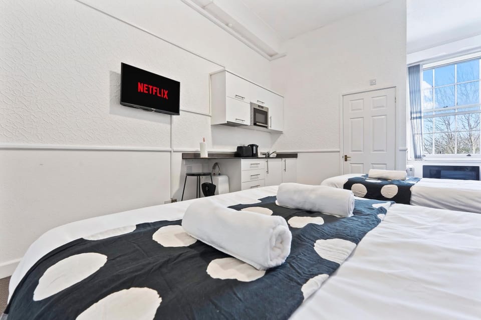 Bed, TV and multimedia, Bedroom, towels