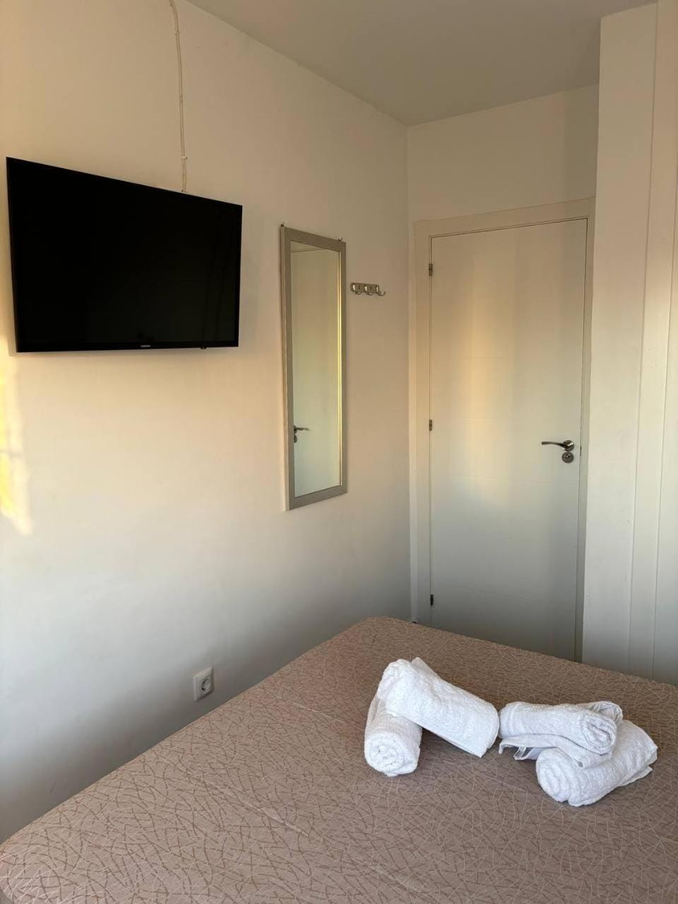 Bed, TV and multimedia, Photo of the whole room, Bedroom, towels, wardrobe