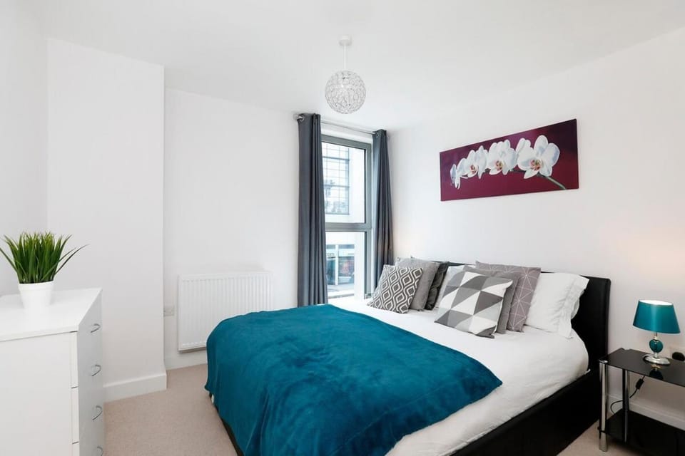 Redhill - Modern 1 Bedroom Apartment by Mobius Property Apartment in Redhill