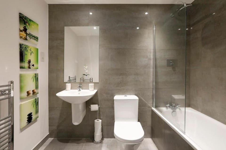 Redhill - Modern 1 Bedroom Apartment by Mobius Property Apartment in Redhill