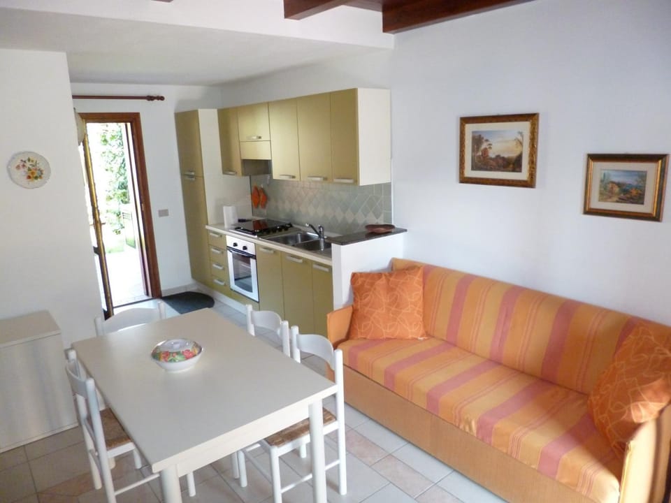 Day, Living room, Dining area