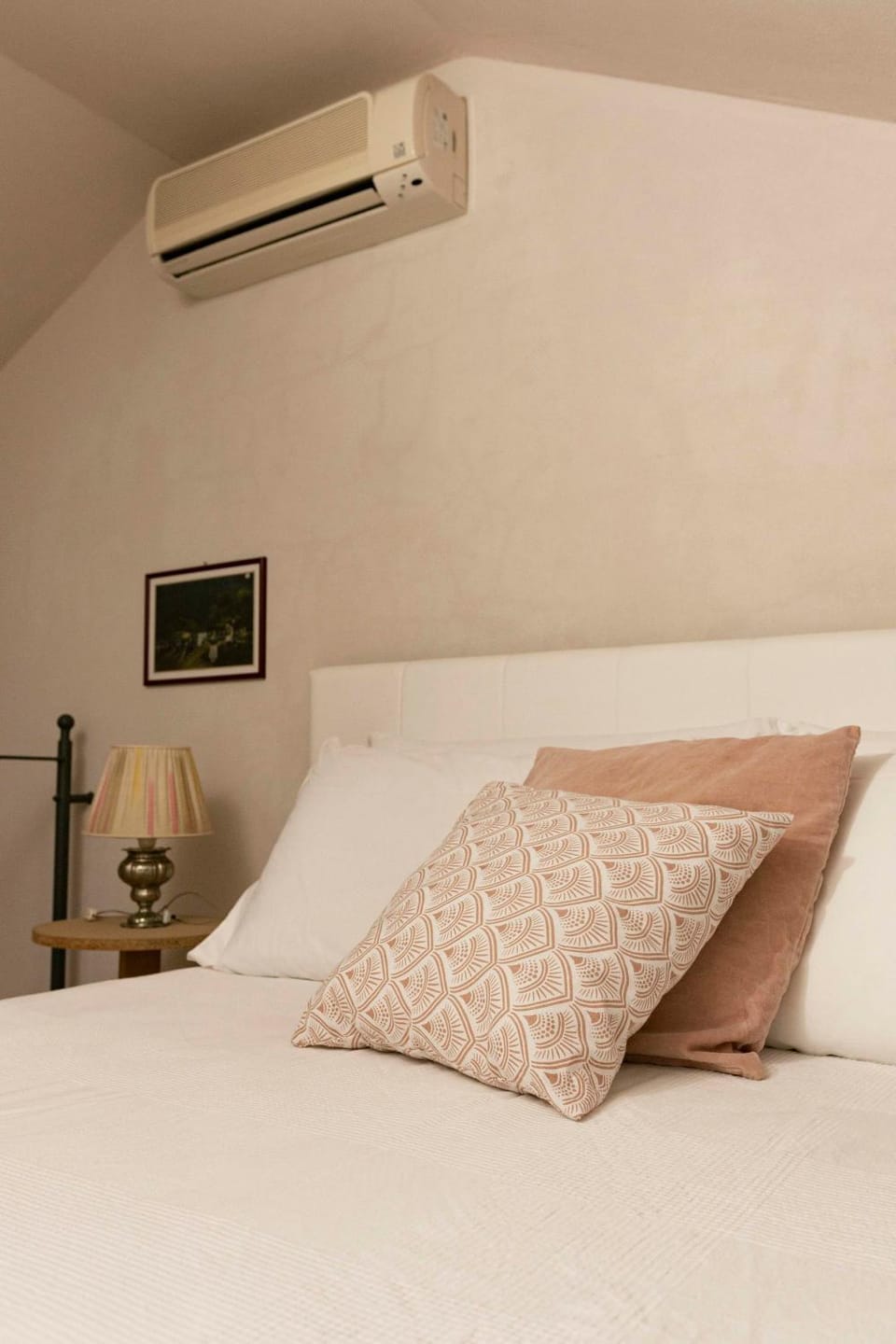 Bed, Photo of the whole room, Bedroom, air conditioner