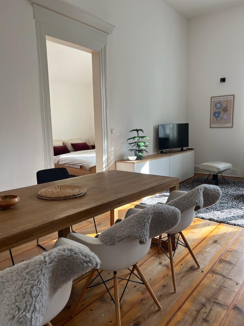 TV and multimedia, Living room, Seating area, Dining area