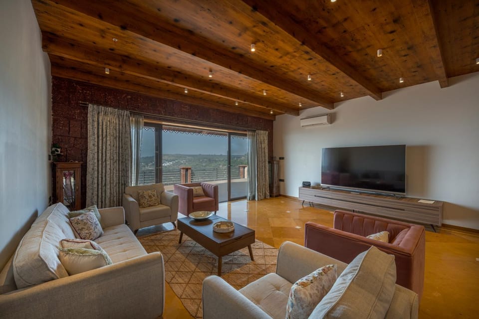 Communal lounge/ TV room, Natural landscape, TV and multimedia, Living room, Seating area, Evening entertainment, Mountain view