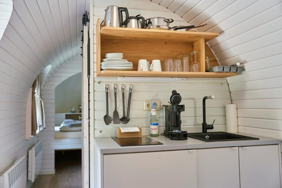 Coffee/tea facilities, Kitchen or kitchenette, stove