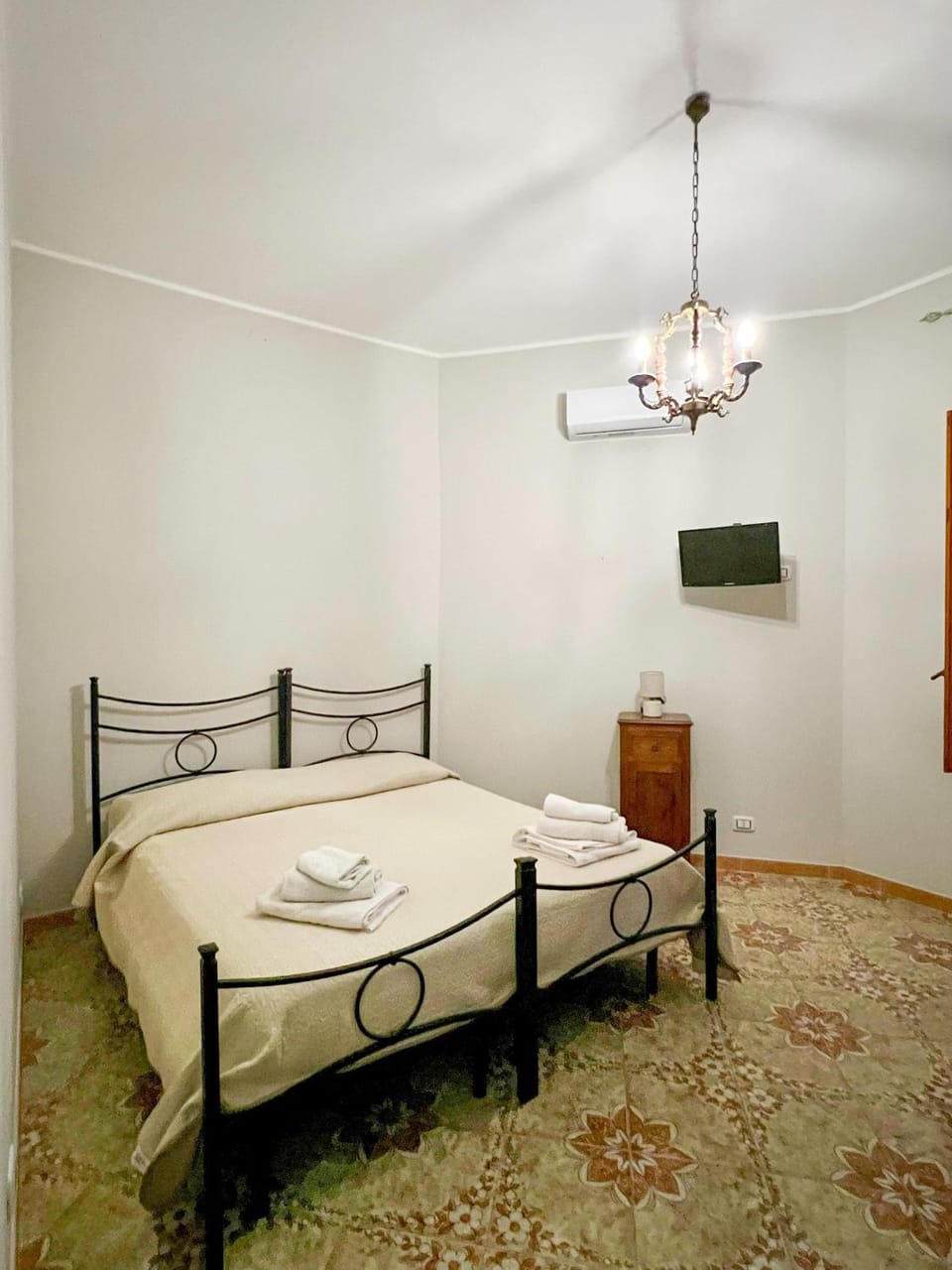 Bed, Bedroom, air conditioner