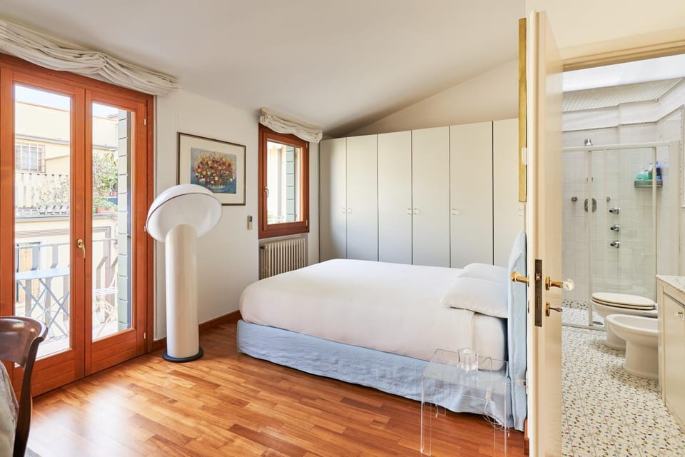 Bed, Bathroom, Photo of the whole room, Bedroom, wardrobe
