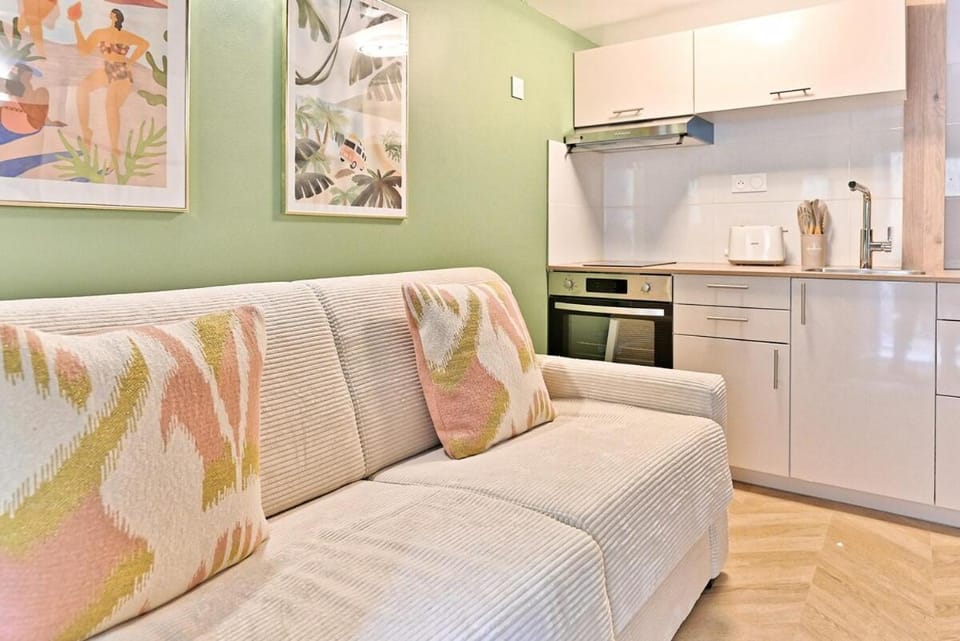 Kitchen or kitchenette, Living room, Seating area