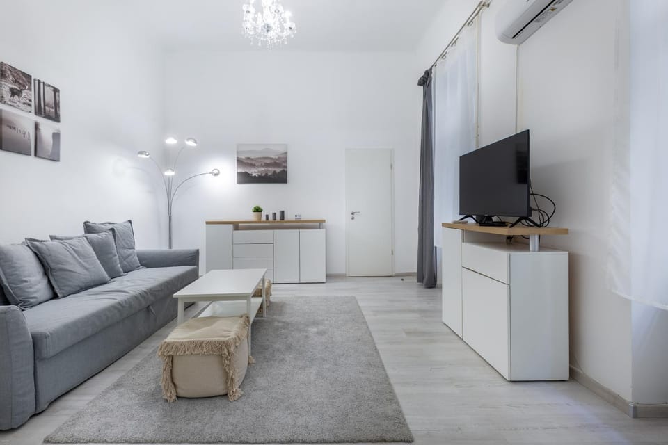 Communal lounge/ TV room, TV and multimedia, Living room, Evening entertainment