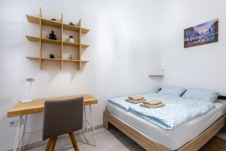 Bed, Photo of the whole room, Bedroom