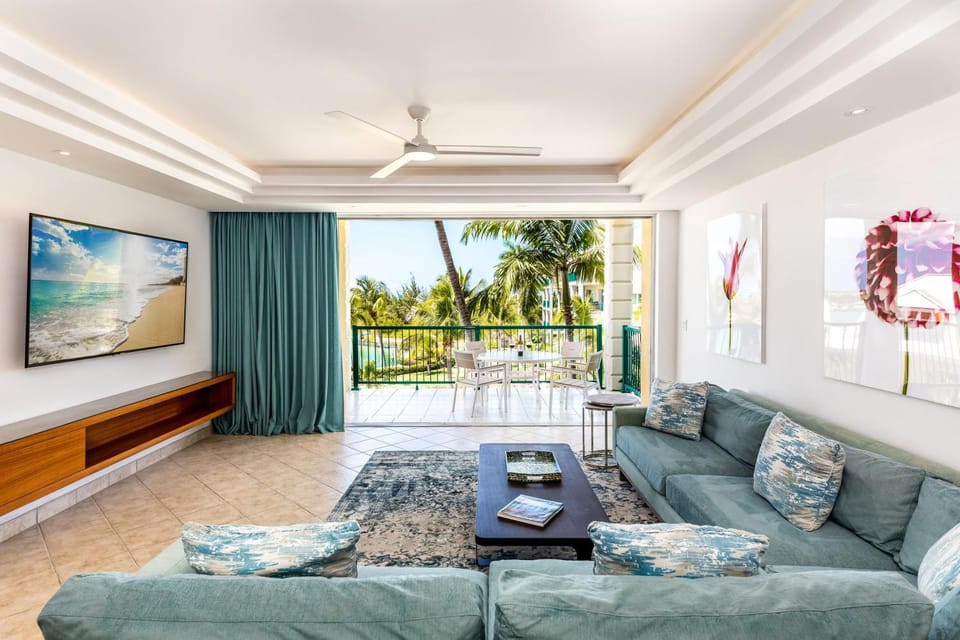 View (from property/room), Balcony/Terrace, Living room