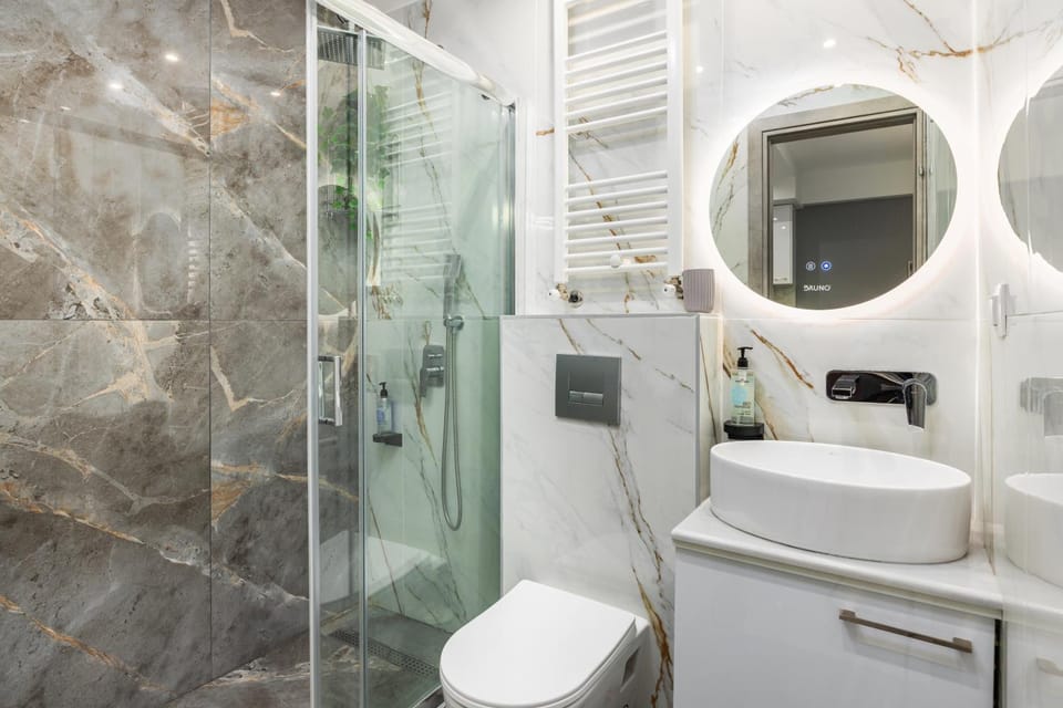 Shower, Toilet, Bathroom, towels