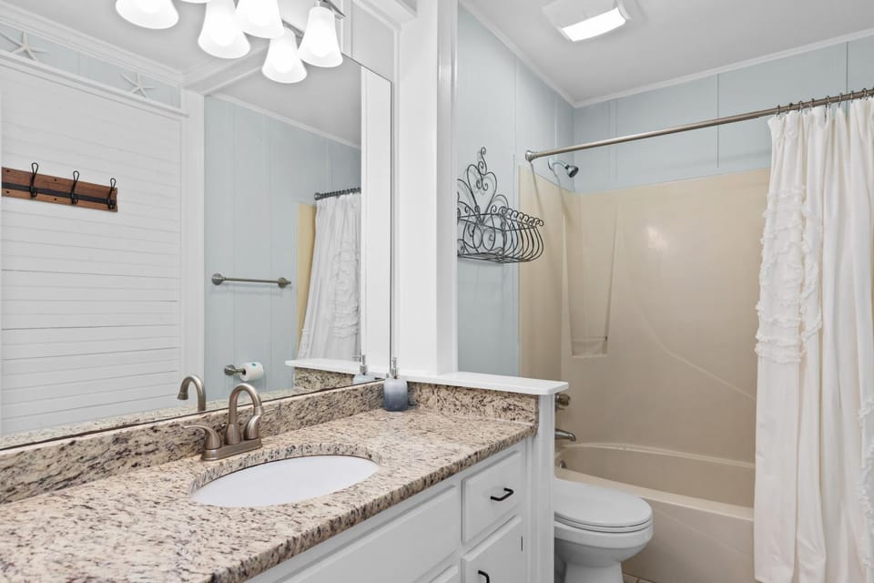 SeaRenity Awaits: 2-BD, 2-BA Coastal Escape! Perfect for 5! Pet Friendly! House in Laguna Beach