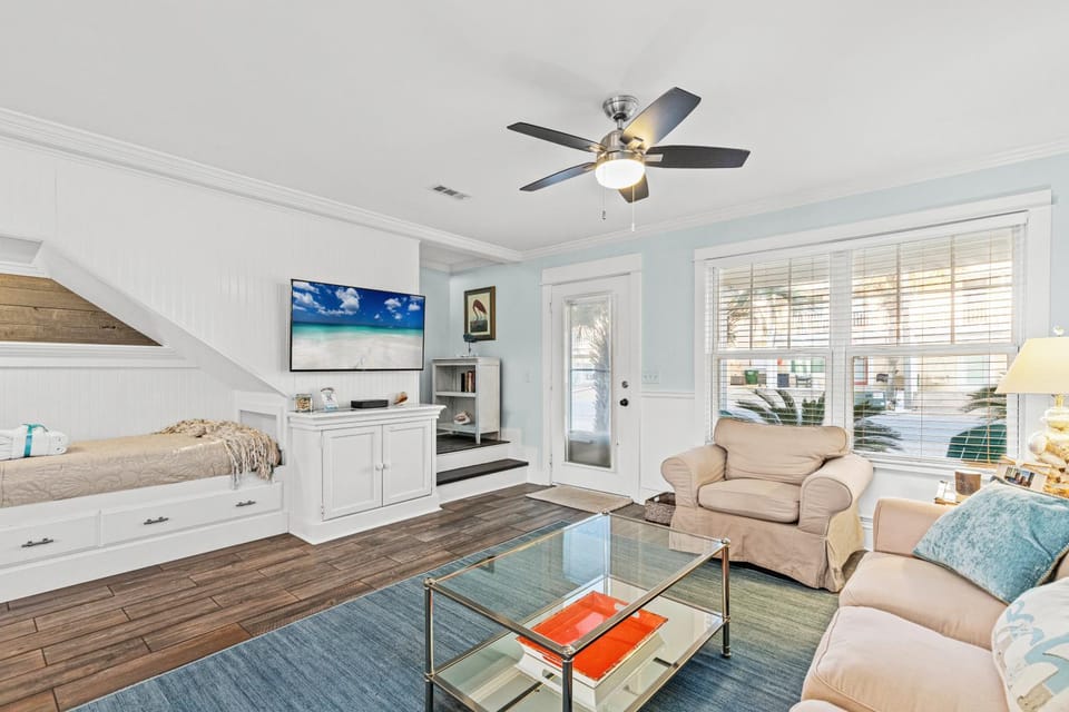 SeaRenity Awaits: 2-BD, 2-BA Coastal Escape! Perfect for 5! Pet Friendly! House in Laguna Beach
