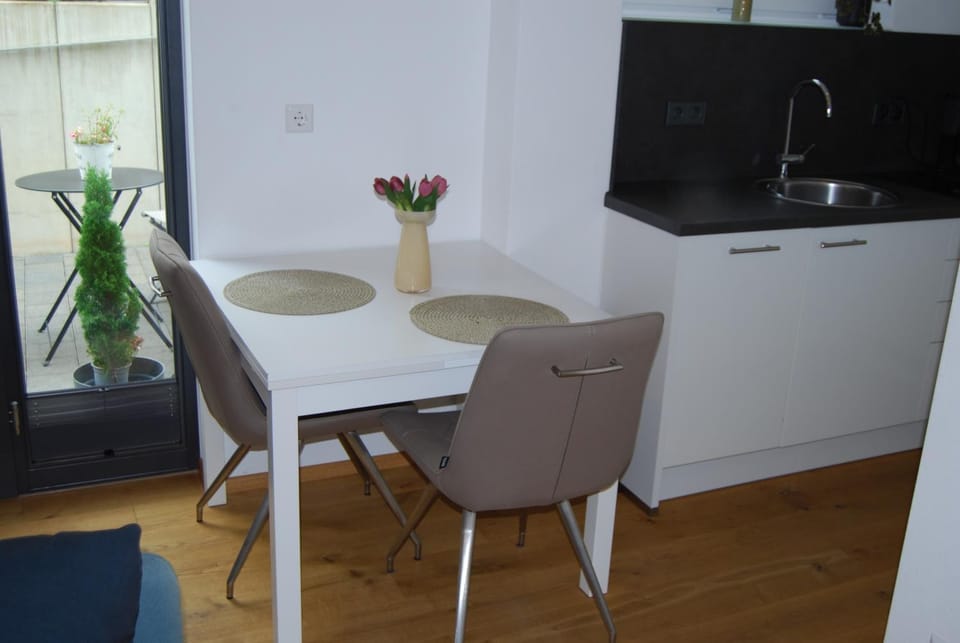 Kitchen or kitchenette, Seating area, Dining area