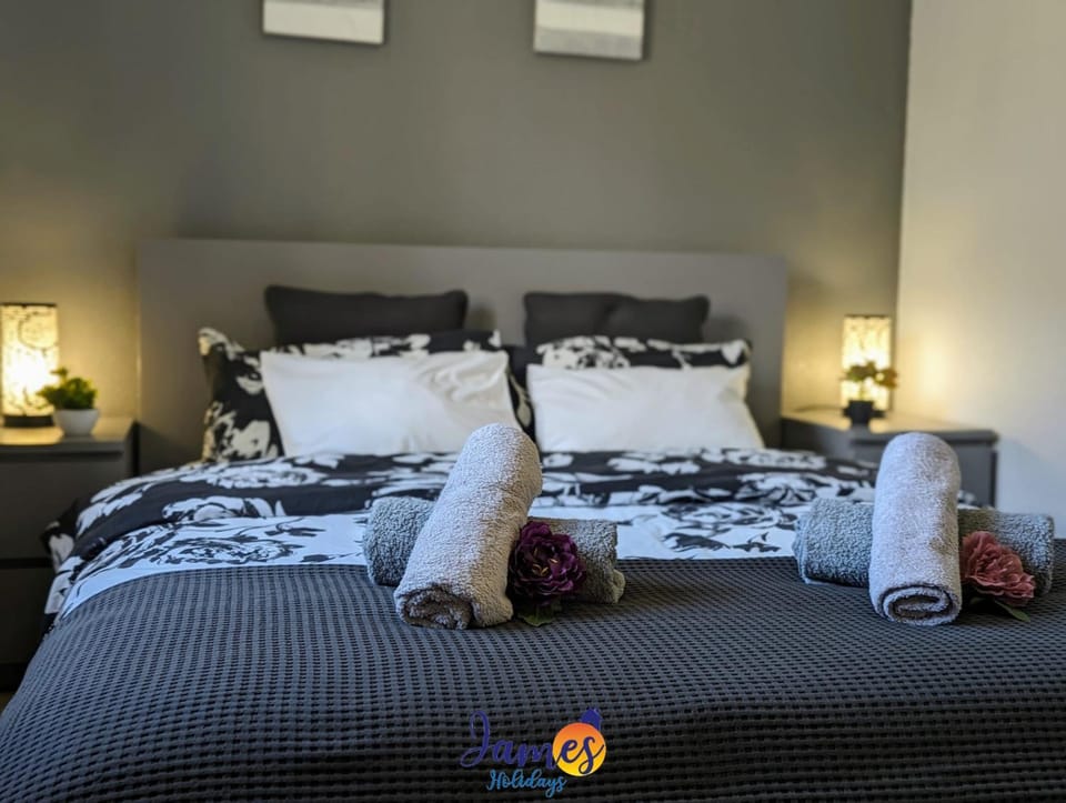Bed, towels