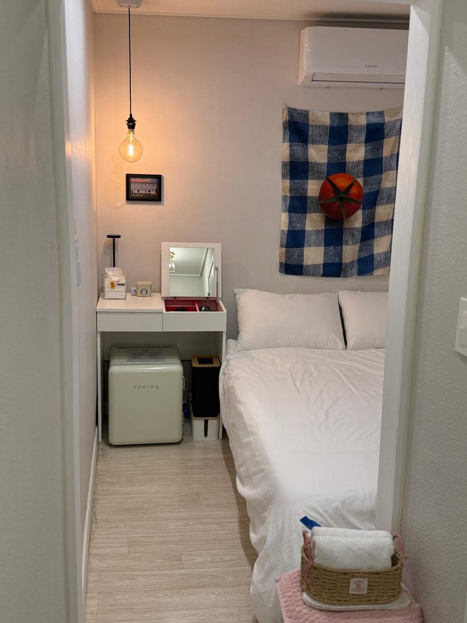 Bed, Dining area