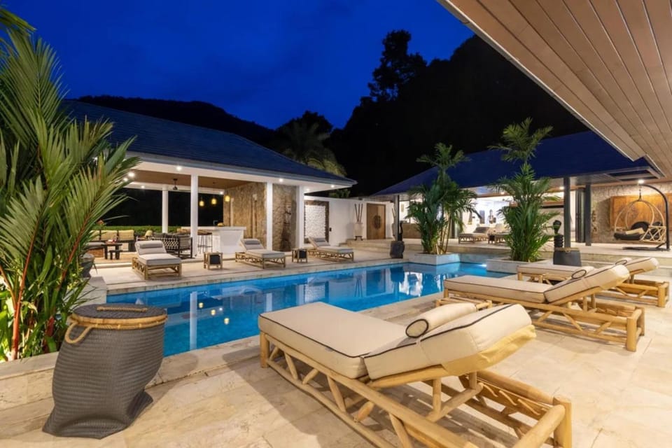 Patio, Swimming pool, sunbed