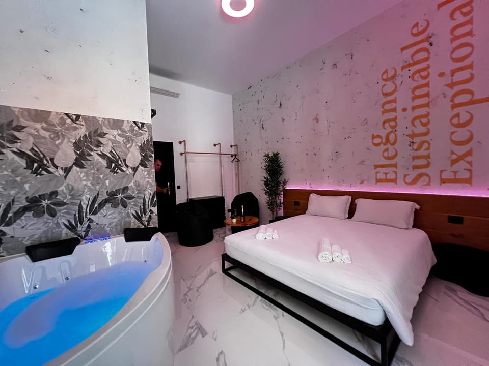 Bed, Hot Tub, Photo of the whole room, Bedroom, towels