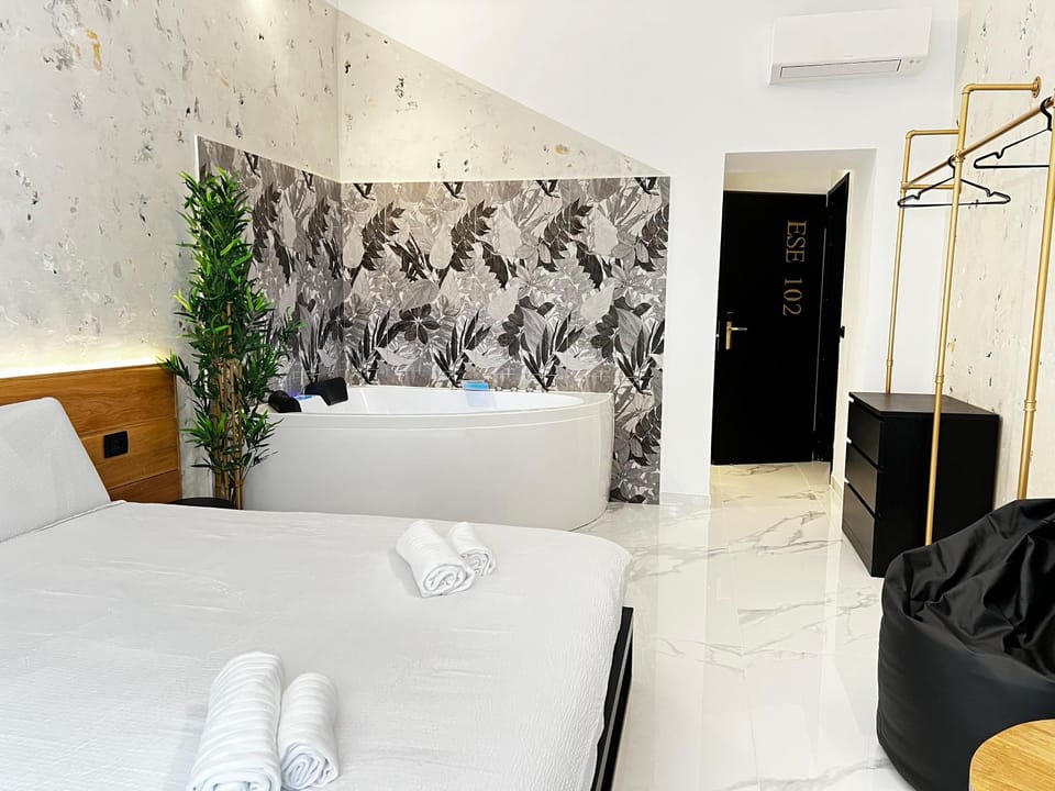 Bed, Hot Tub, Bedroom