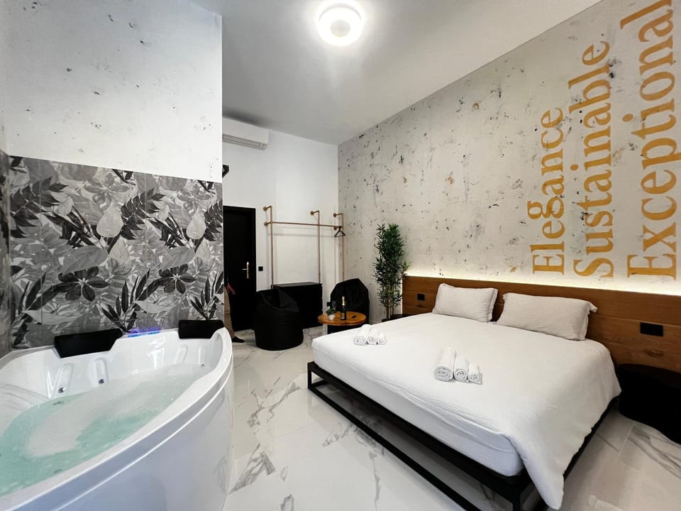 Bed, Hot Tub, Bedroom