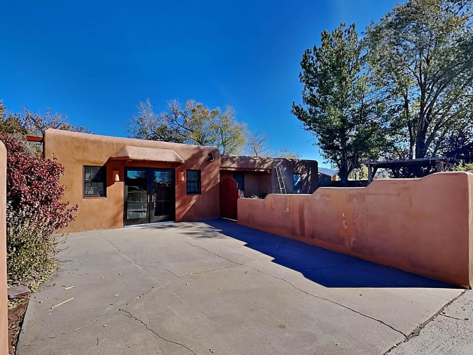 Property building, Facade/entrance, Parking