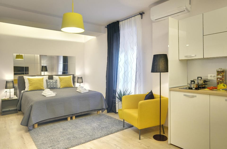 Kitchen or kitchenette, Seating area, Bedroom