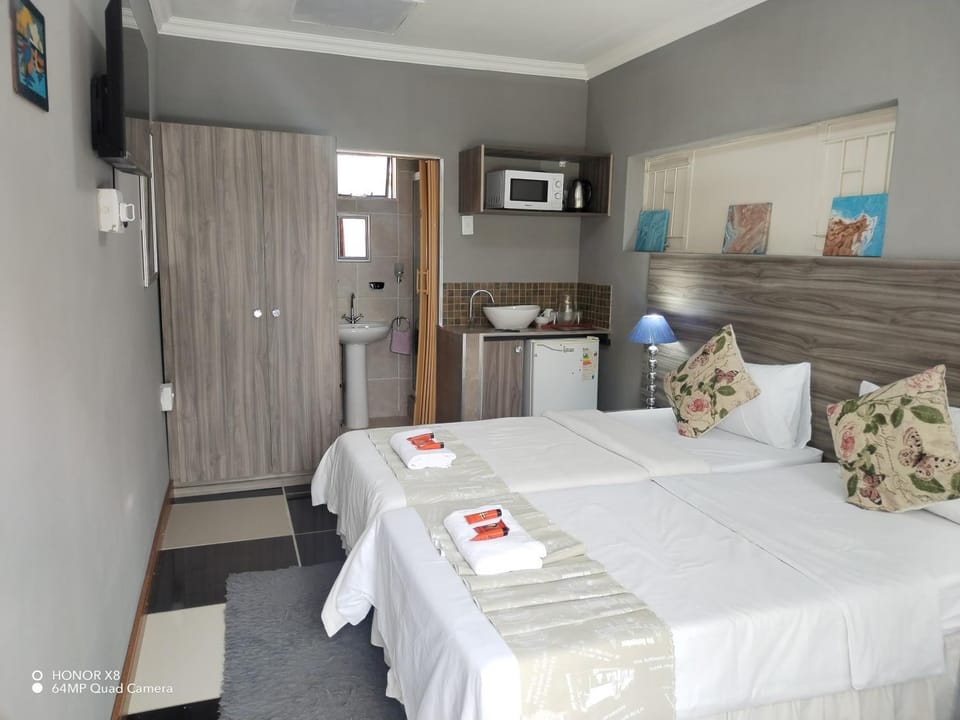 DAMOFUS Guest House Bed and Breakfast in Pretoria