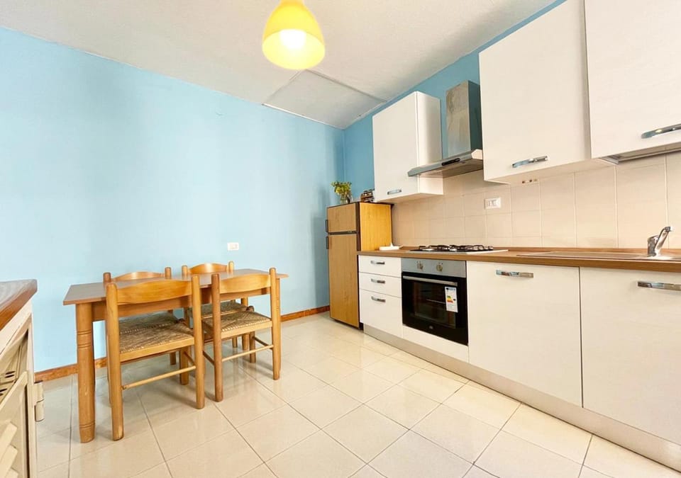 Kitchen or kitchenette, Dining area, oven, stove