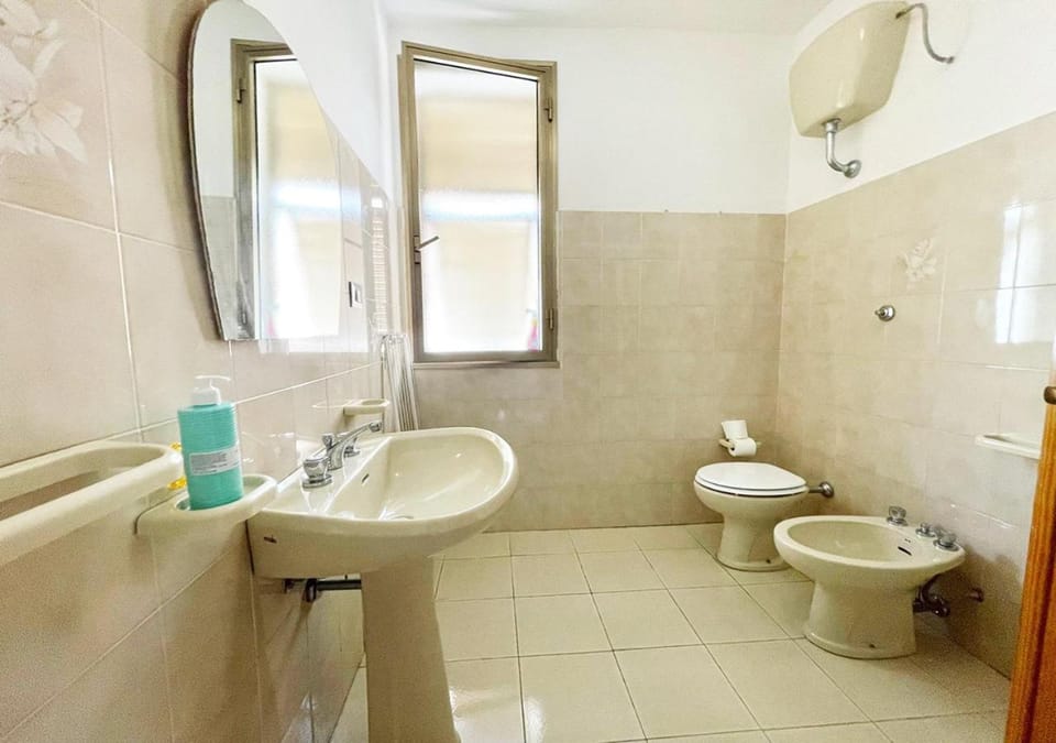 Shower, Toilet, Bathroom, bidet, towels