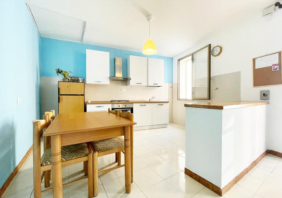 Kitchen or kitchenette, Dining area, oven, stove