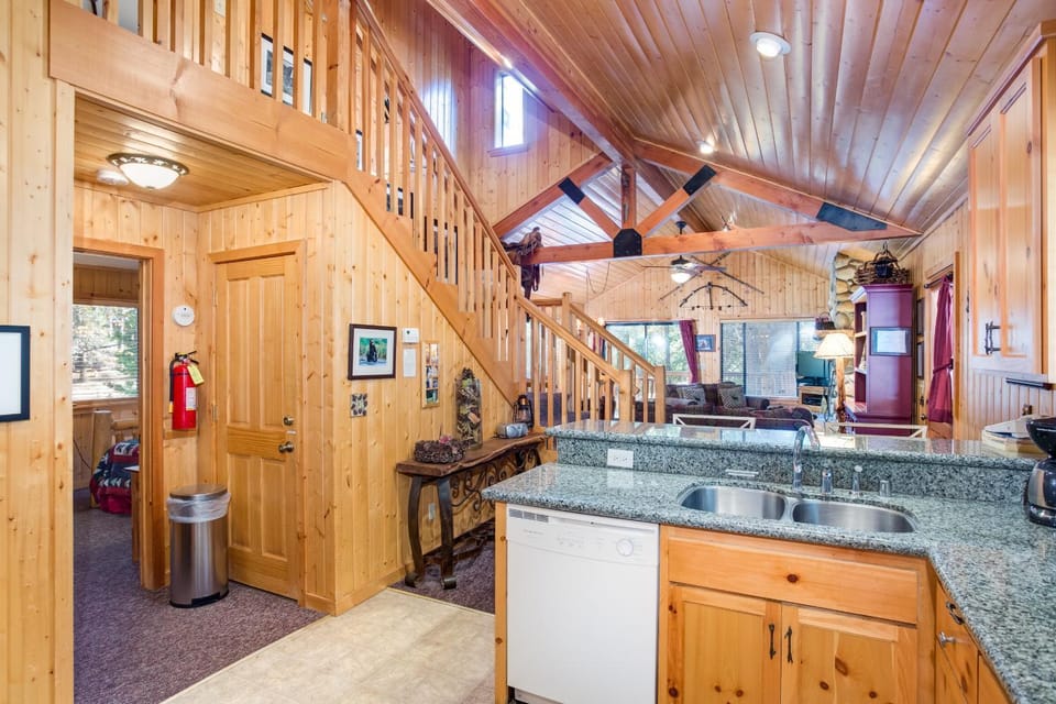 River Refuge House in Sierra Nevada